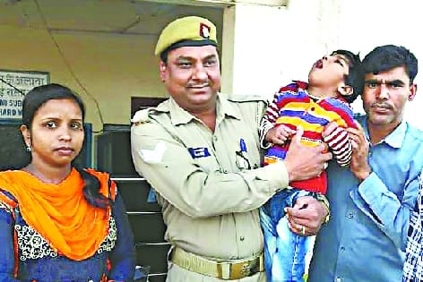 संवेदनहीनता: पालने के बजाए मारने को रेलवे ट्रैक पर छोड़ गए माता-पिता