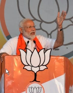 कार से लोगों को देखकर मोदी ने मुस्कुराते हुए हाथ हिलाया