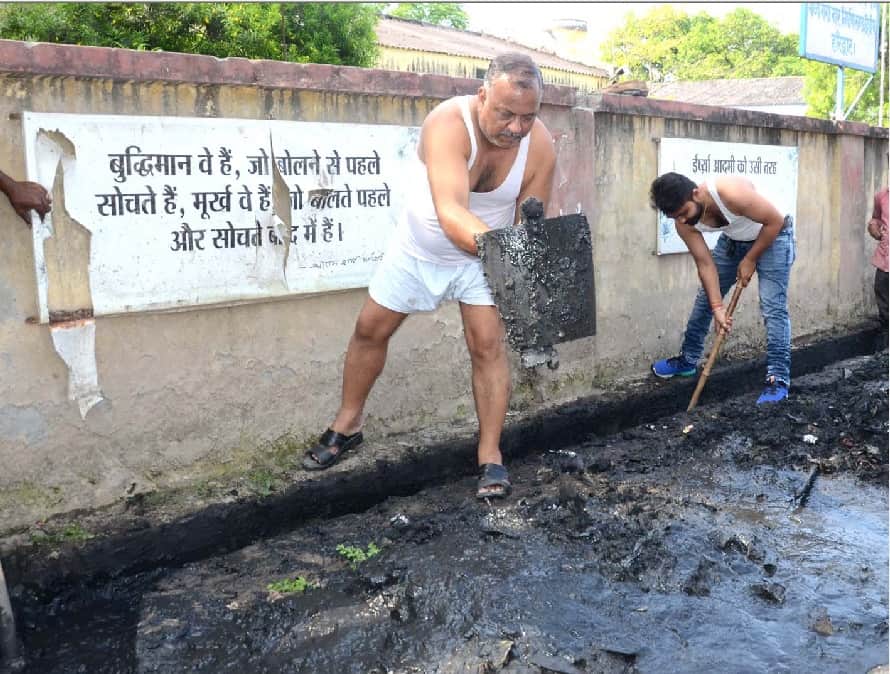 Congress workers clicks only photos during cleaning campaign in haridwar mayor clean Drains