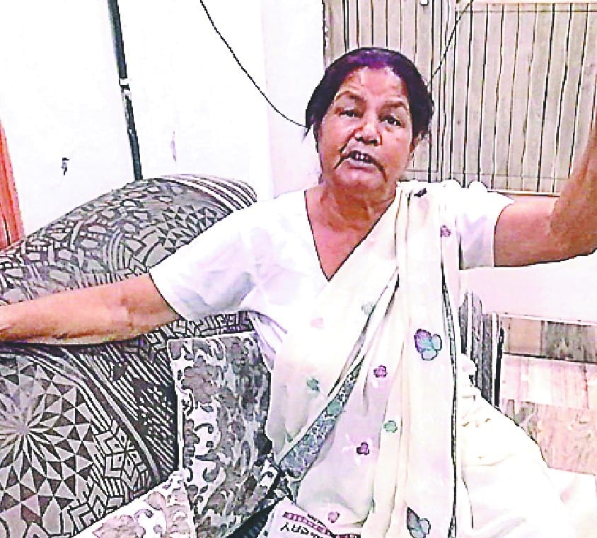 Looting woman by giving lift