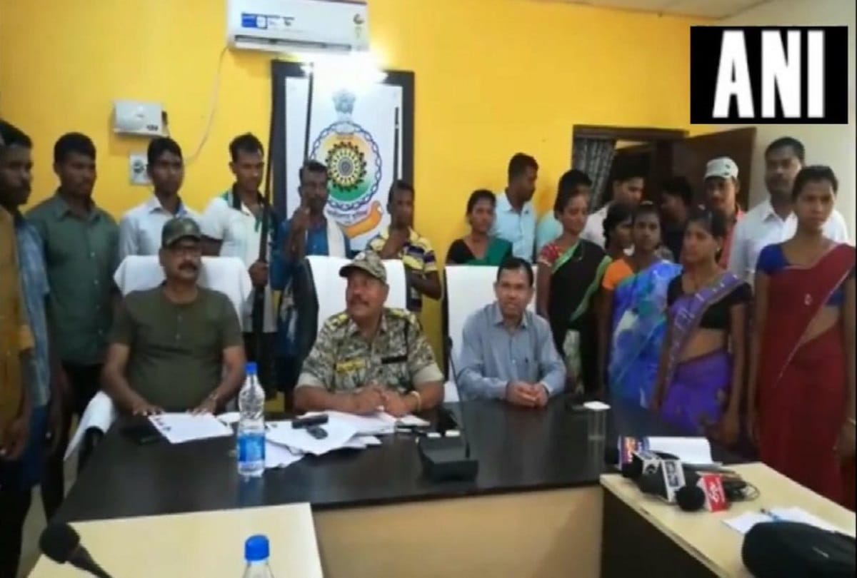 Bijapur: 15 Naxals surrendered before Bijapur SP in Chhattisgarh