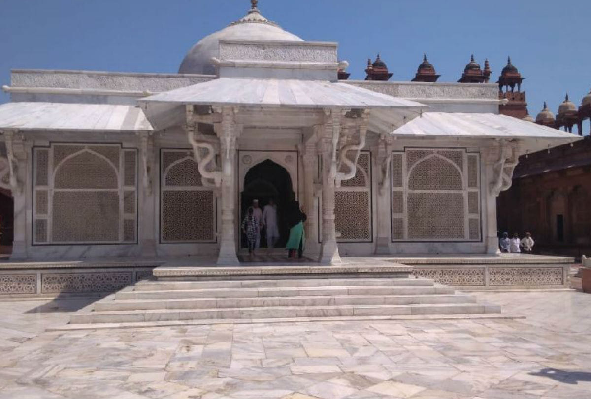 Clash At Sheikh Salim Chisti Dargah Fatehpur Sikri Fire on Police