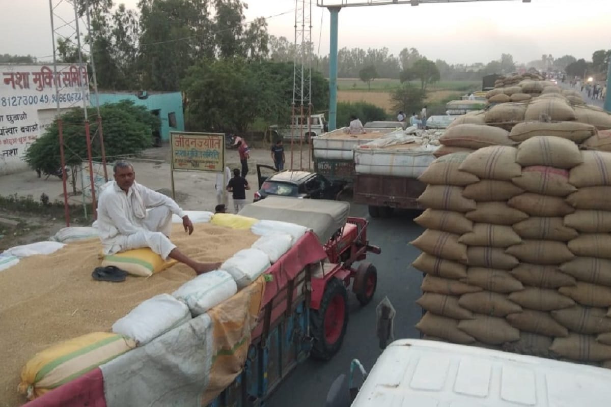 Haryana police stopped UP Farmers' wheat on border, blocked the highway by fermers
