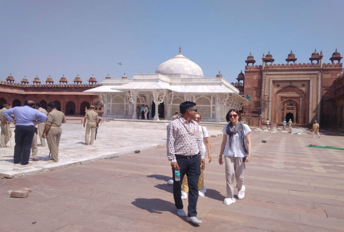 clash between two groups at sheikh salim chisti dargah fatehpur sikri