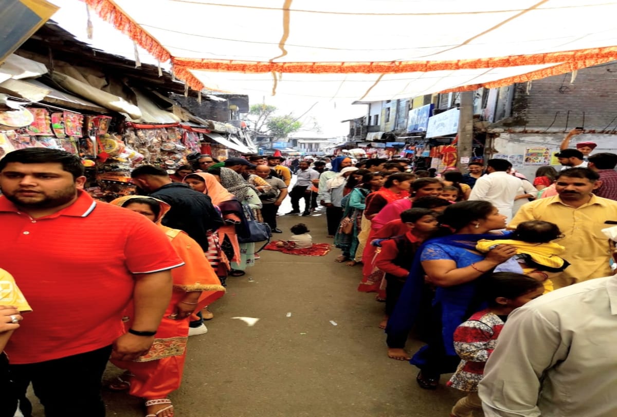 around 20 thousand Devotees visit chintpurni temple on sunday in una himachal