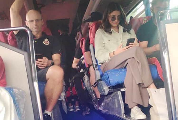 anushka sharma and virat kohli arrive bangalore fans cheers