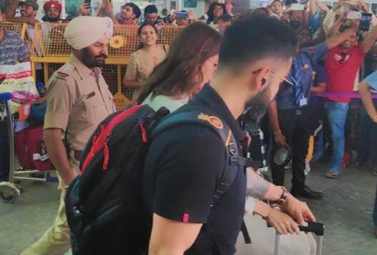 anushka sharma and virat kohli arrive bangalore fans cheers