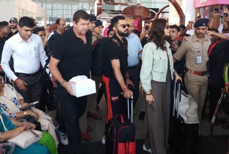 anushka sharma and virat kohli arrive bangalore fans cheers
