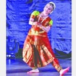 मंच पर नृत्य करती कलाकार।