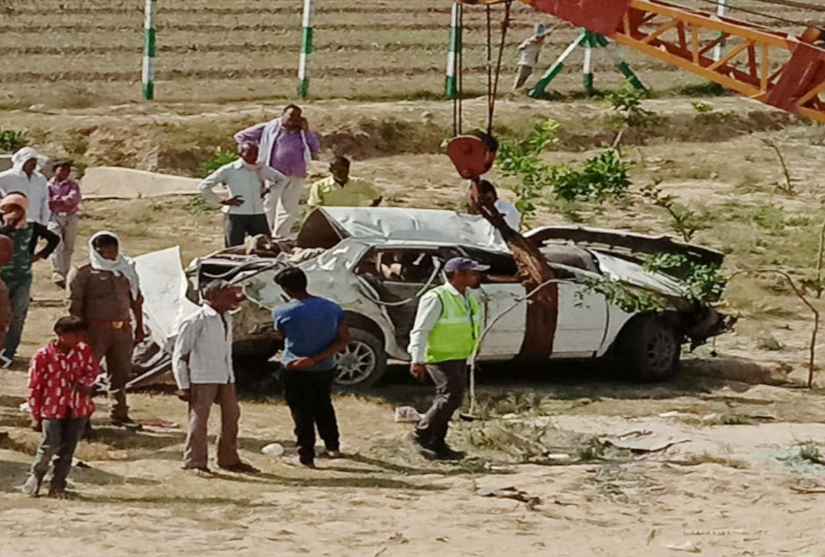 car fell into 40 feet deep pit from agra lucknow expressway