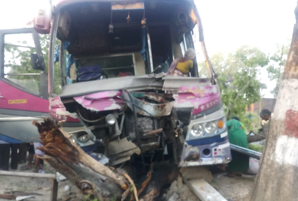 Many injured in a bus accident in ayodhya.