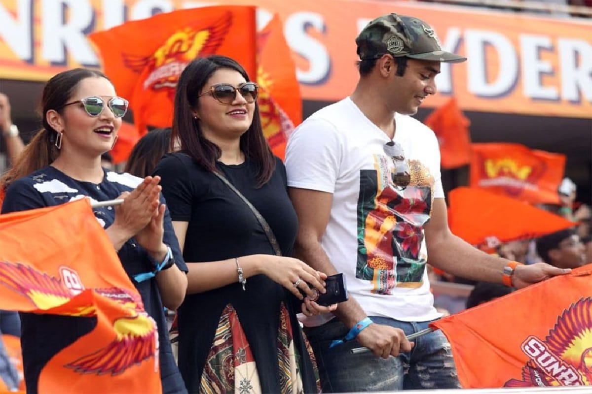 Sania mirza sister anam watch match with mohammad azharuddin son in IPL 2019