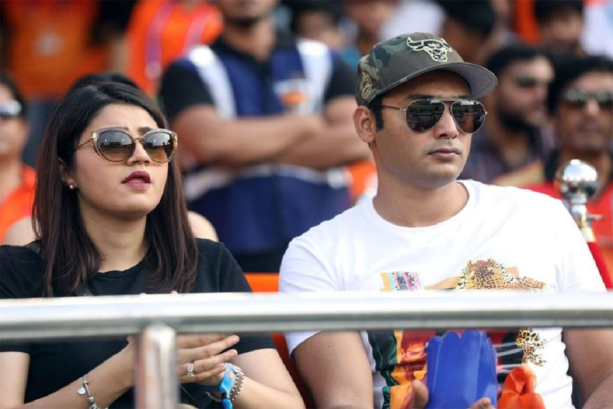 Sania mirza sister anam watch match with mohammad azharuddin son in IPL 2019