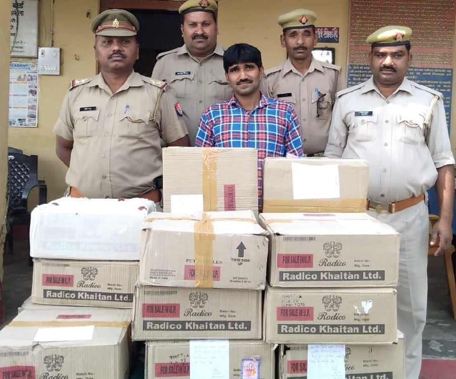 बंदी का आदेश हवा में घर से ही बेचने लगा शराब