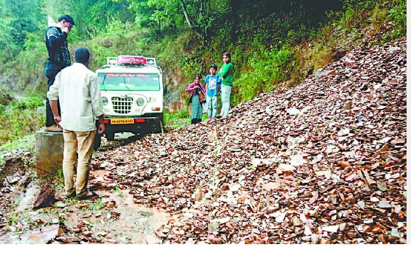 Bungakina-Kusel stranded at many places on the road, vehicles stranded
