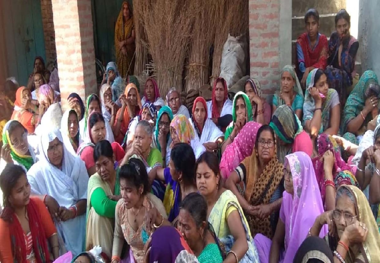 woman died in road accident in farrukhabad district