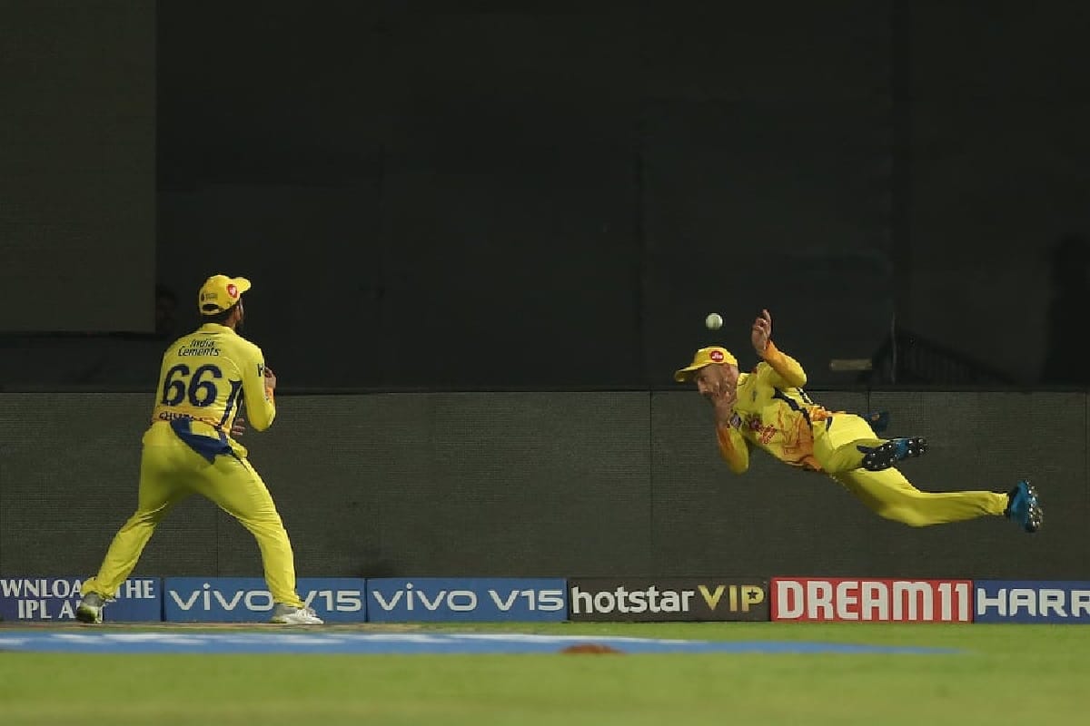 Faf du Plessis and Dhruv Shorey get a magnificent Catch Of marcus stoinis in IPL 2019