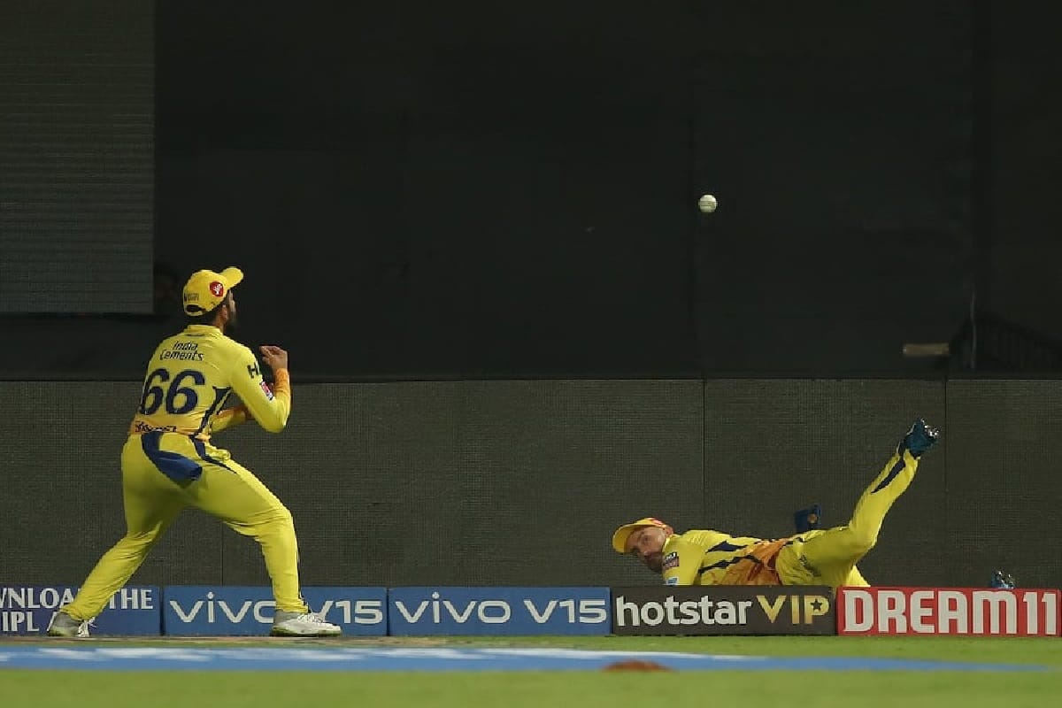 Faf du Plessis and Dhruv Shorey get a magnificent Catch Of marcus stoinis in IPL 2019