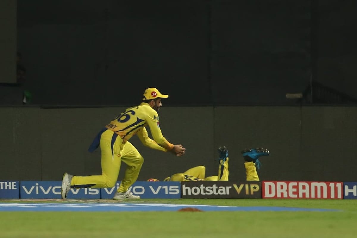 Faf du Plessis and Dhruv Shorey get a magnificent Catch Of marcus stoinis in IPL 2019