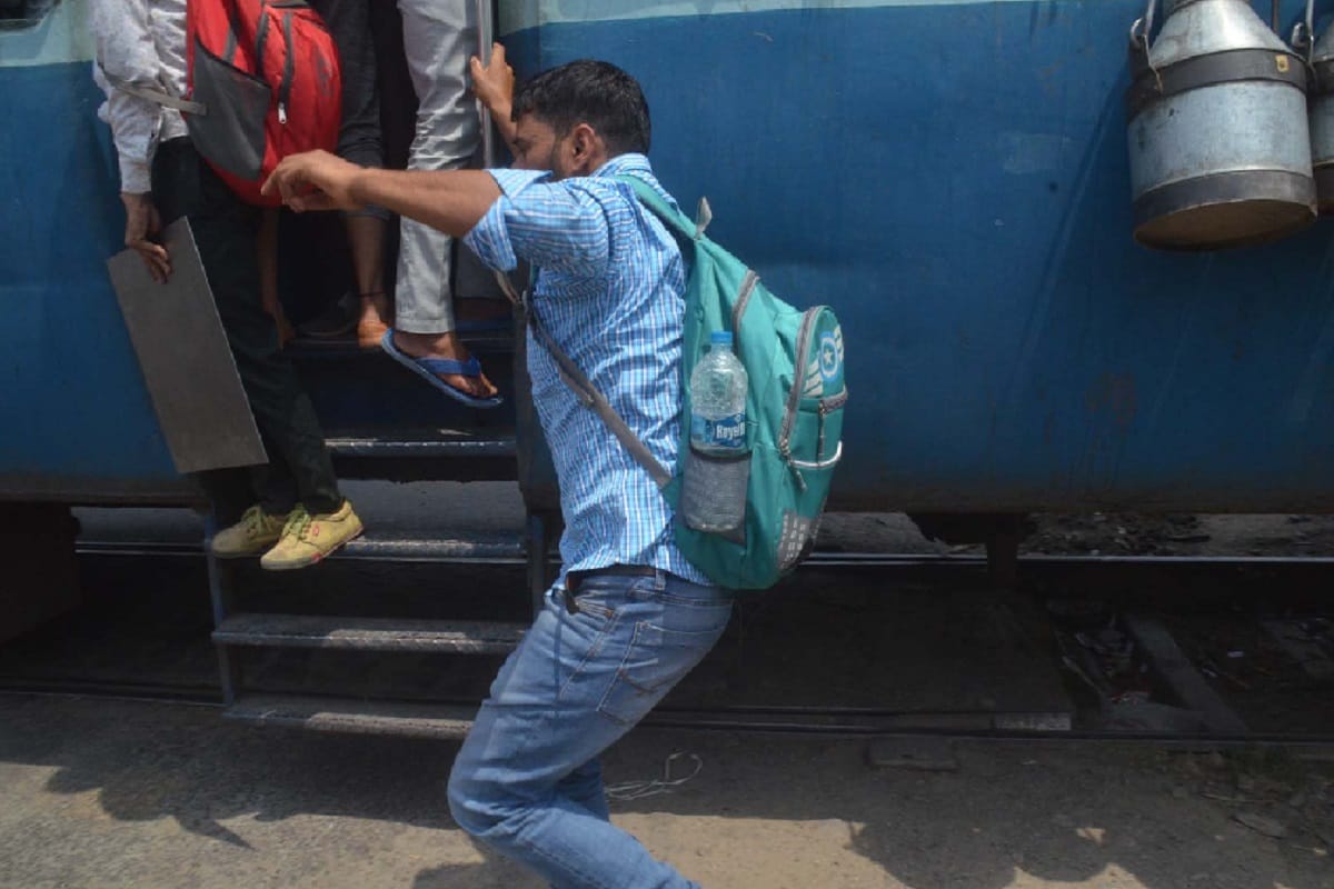 Peoples are not following rules on Baghpat railway station