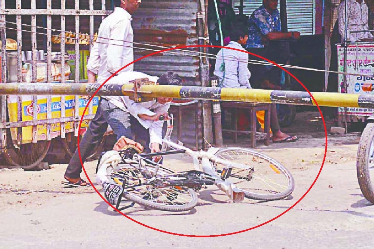 Peoples are not following rules on Baghpat railway station