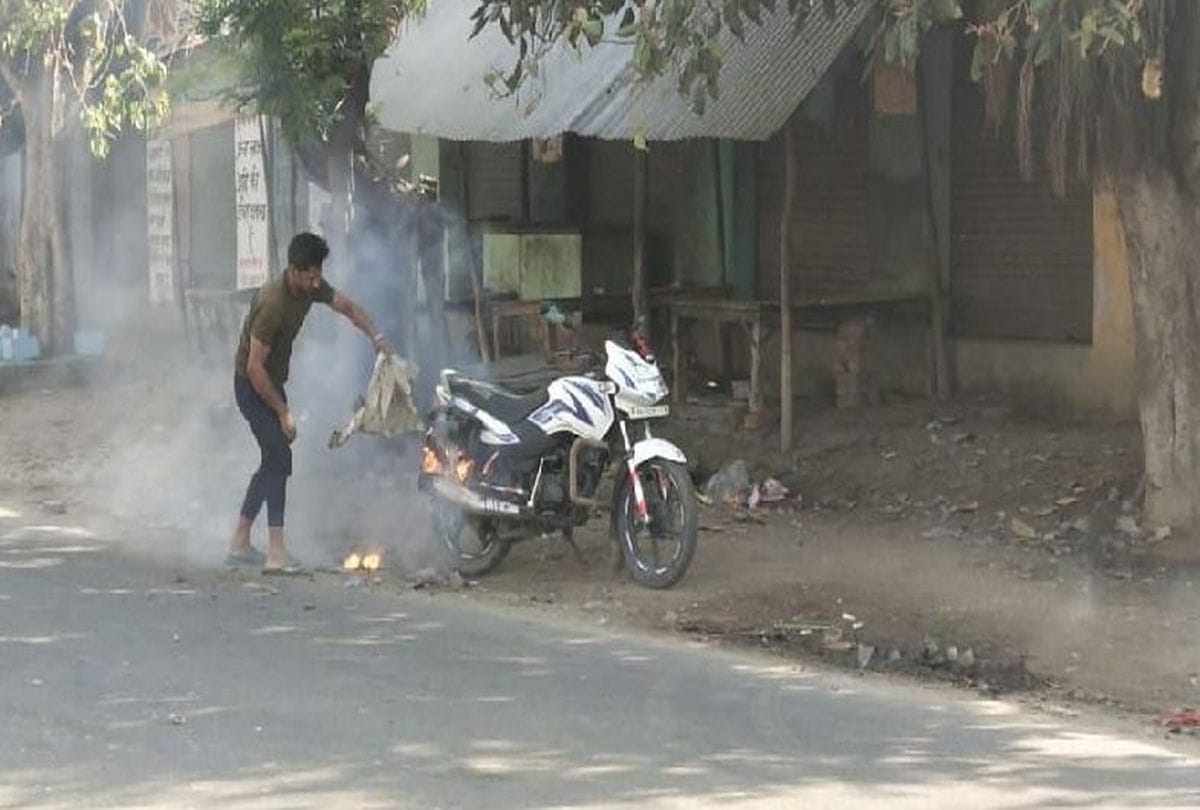 catching fire on moving motorcycle in mathura after Lucknow   Agra Express Way