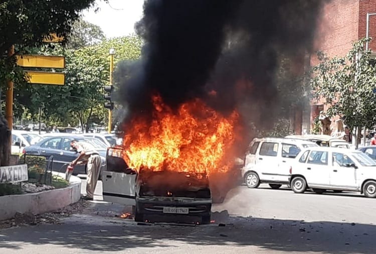 Fire in Car on Round About in Chandigarh