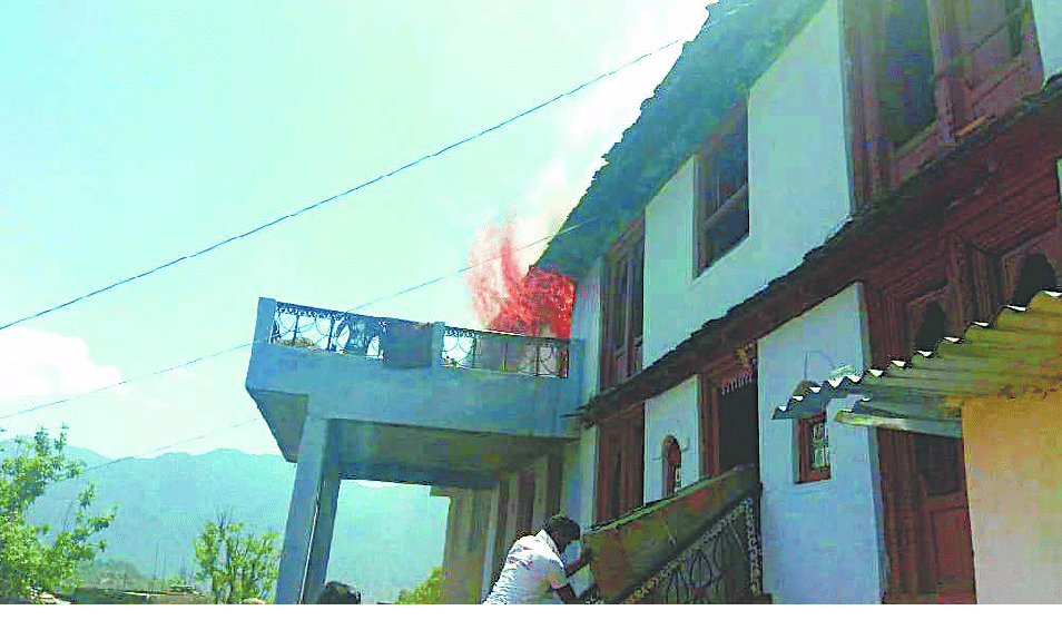 Burn three-story house in Puran village, damages more than 20 million