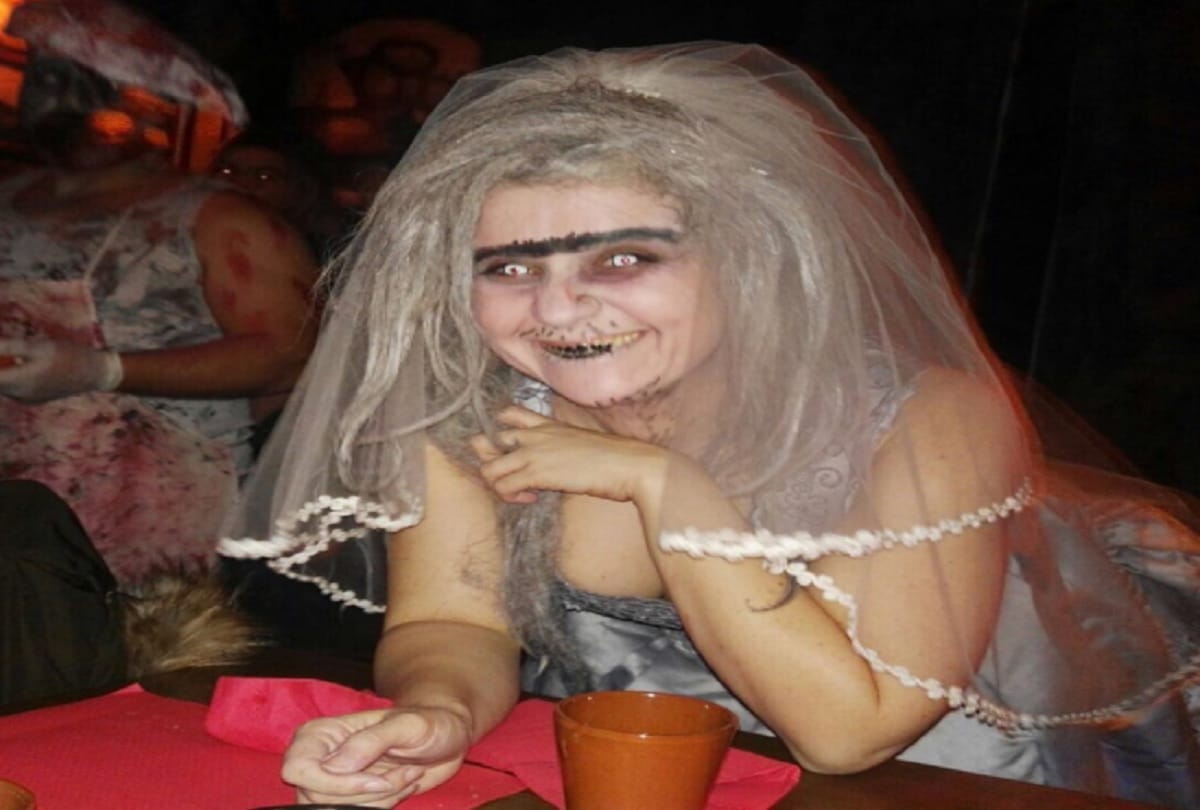 bizarre haunted la masia encantada restaurant where Ghost serve dinner and food