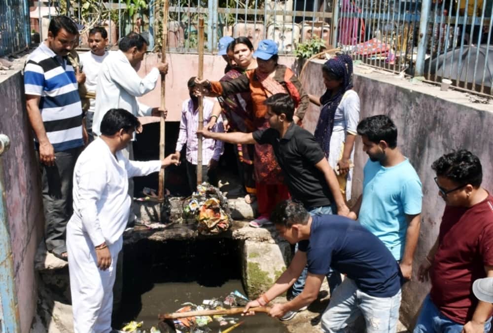 Congress workers clicks only photos during cleaning campaign in haridwar mayor clean Drains