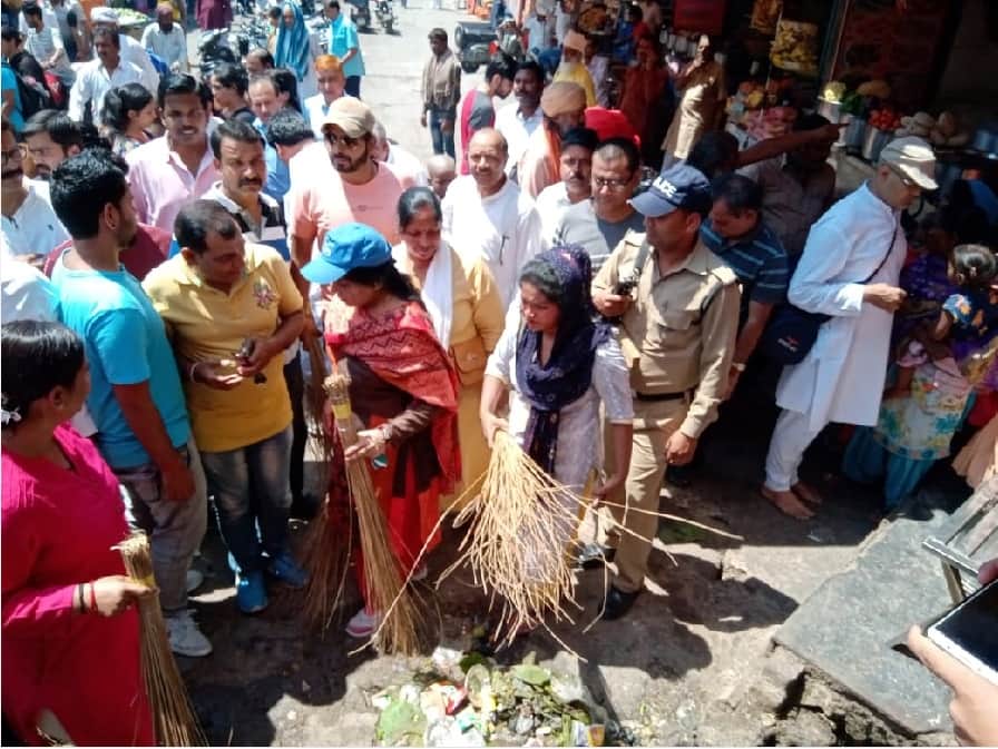 Congress workers clicks only photos during cleaning campaign in haridwar mayor clean Drains
