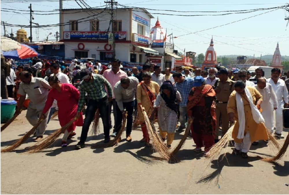 Congress workers clicks only photos during cleaning campaign in haridwar mayor clean Drains