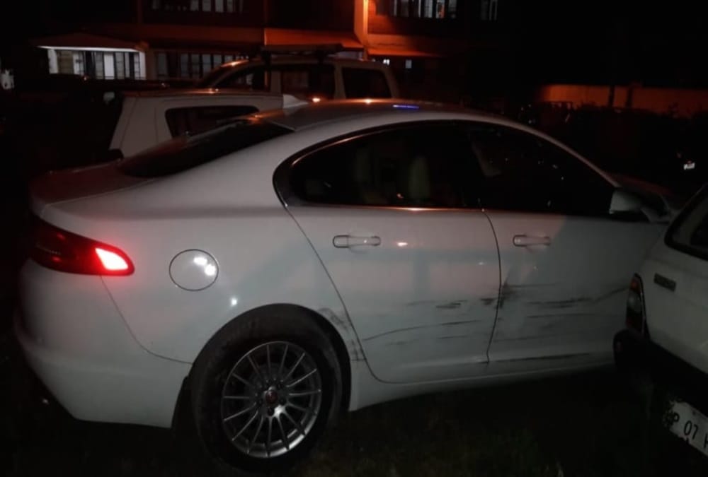 Drunk Car driver collided many vehicle and attempt to crushed police in dehradun 