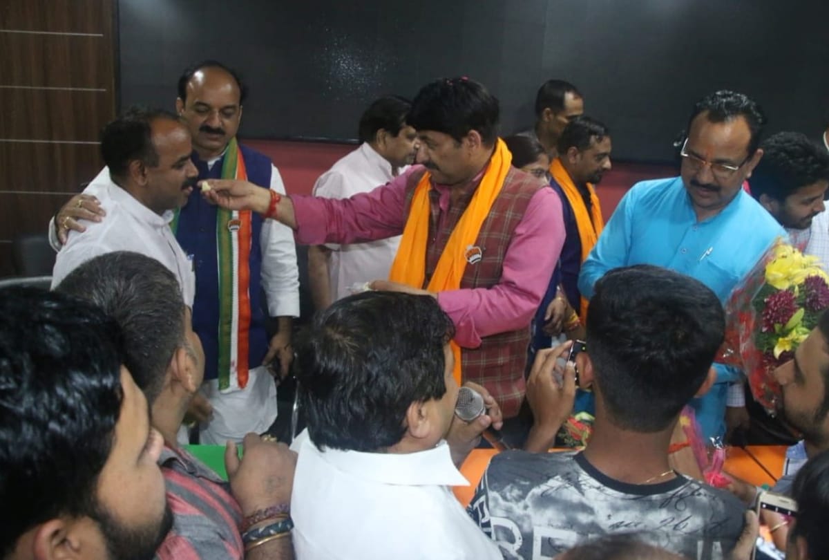 lok sabha elections 2019 delhi bjp candidate manoj tiwari file nomination sapna choudhary present