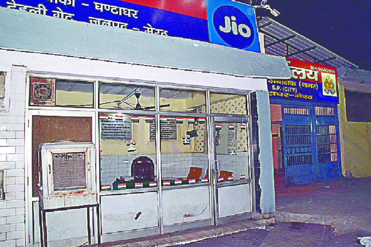 UP police's poles exposed in Amar Ujala's investigation, are not policemen in Police stations