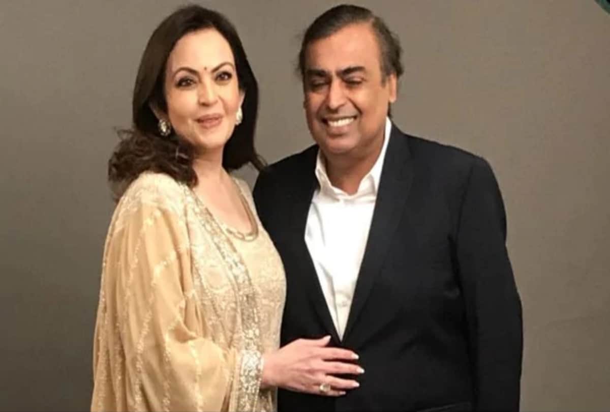 HCL Shiv Nadar tops givers list Mukesh Ambani comes third