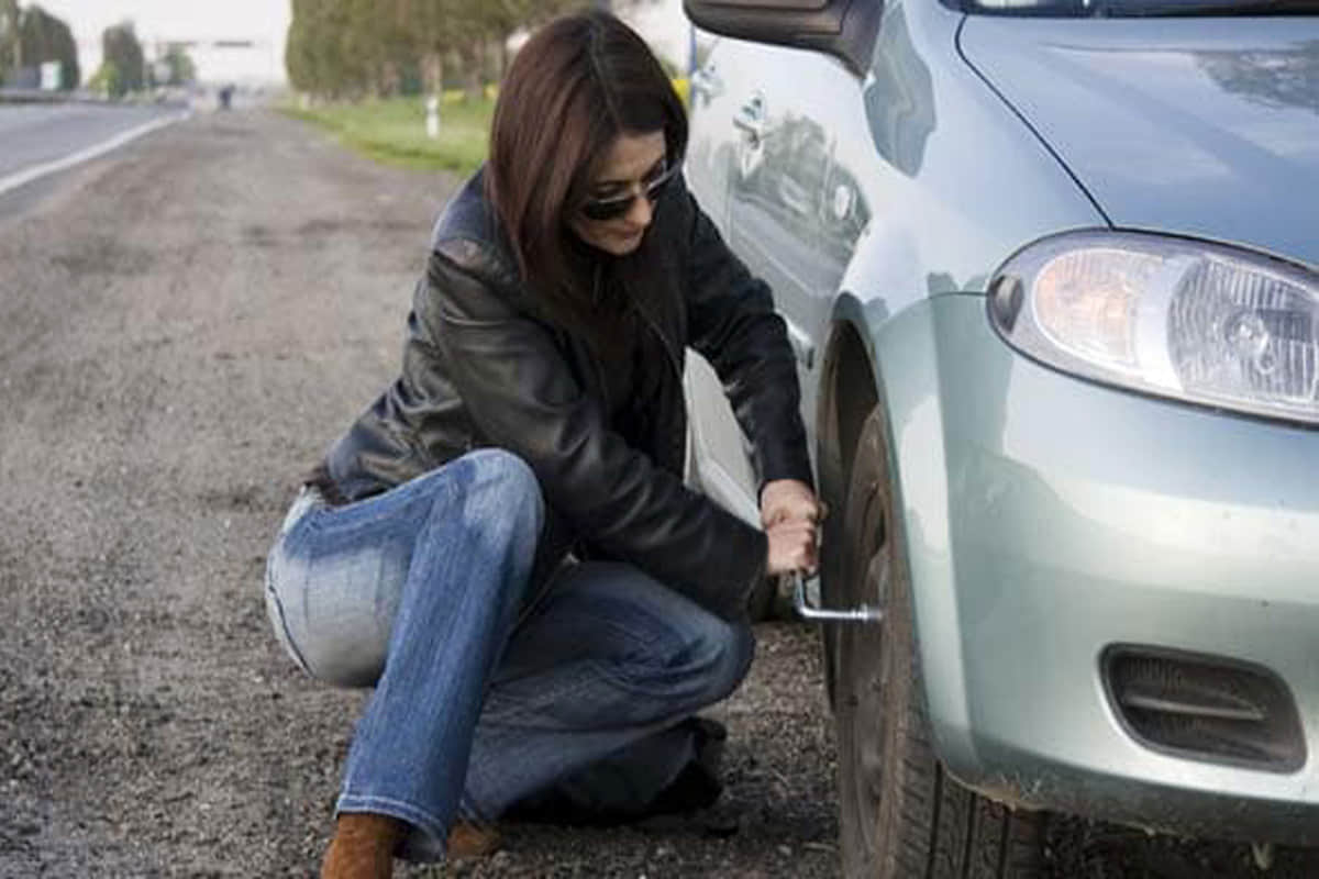 How to change puncture car tyre in few minutes