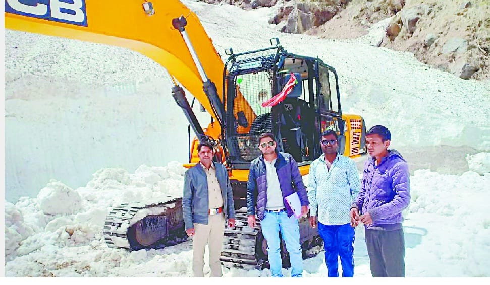 daarama ghaatee ke das gaanvon par is baar bhaaree padee barphabaaree