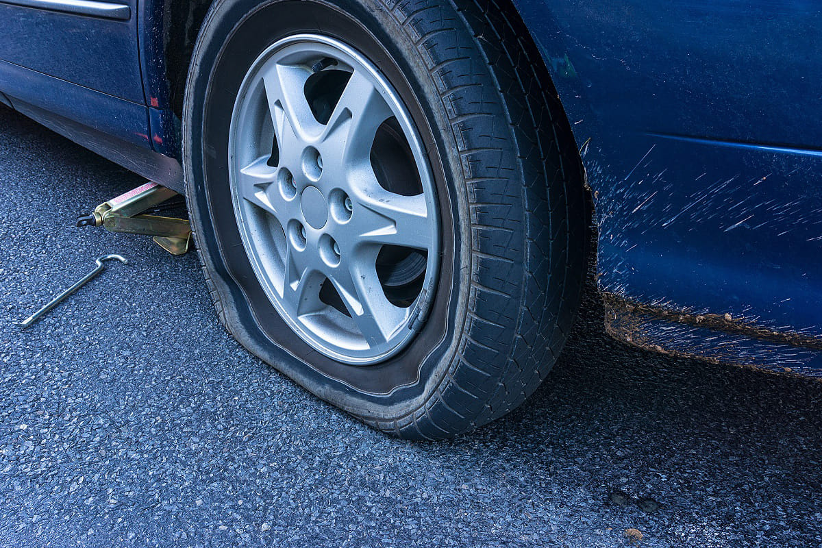 How to change puncture car tyre in few minutes