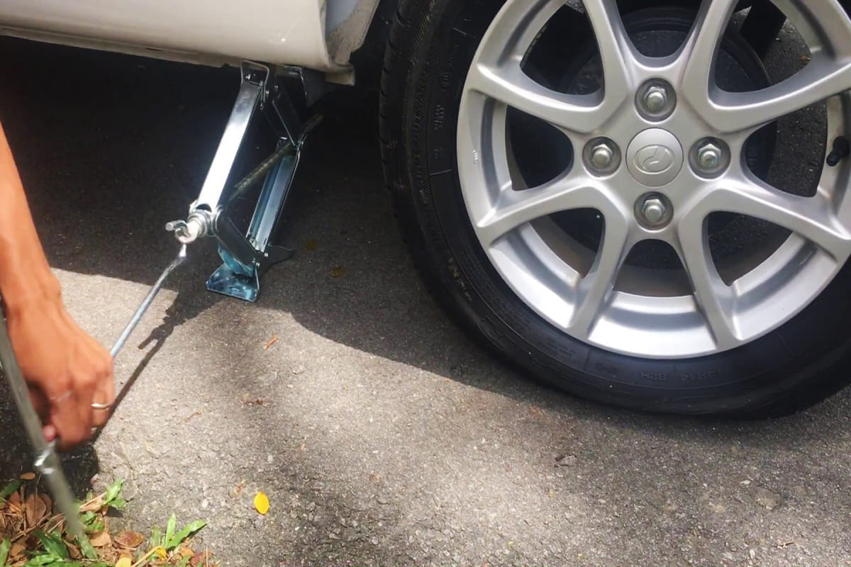 How to change puncture car tyre in few minutes