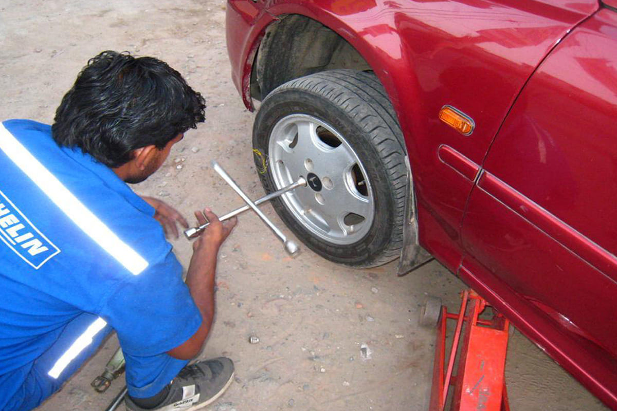 How to change puncture car tyre in few minutes