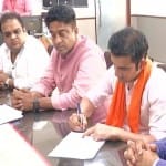 गौतम गंभीर ने नामांकन में मौजूद रहे महेश गिरी (दाएं)