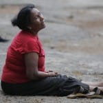 धमाकों के बाद रोती महिला (फाइल फोटो)