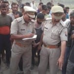 बाघ द्वारा किए हमले की जांच करती पुलिस