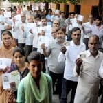 मतदान केंद्र के बाहर मतदाताओं की कतारें