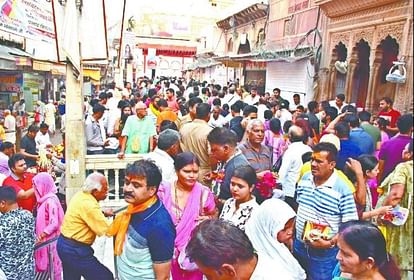 couple was chased and beaten outside the Bankebihari temple Vrindavan