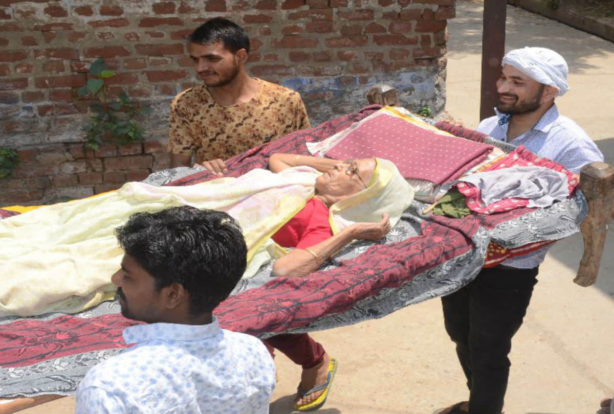 Etah Lok Sabha Election 2019 senior citizen and disabled people cast vote