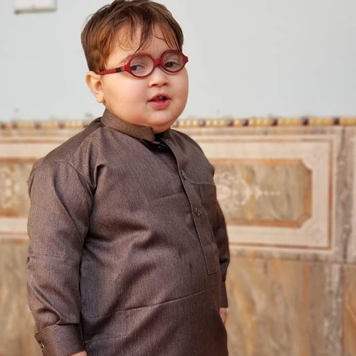 taimur ali khan weared kesariya colour t shirt in lok sabha election