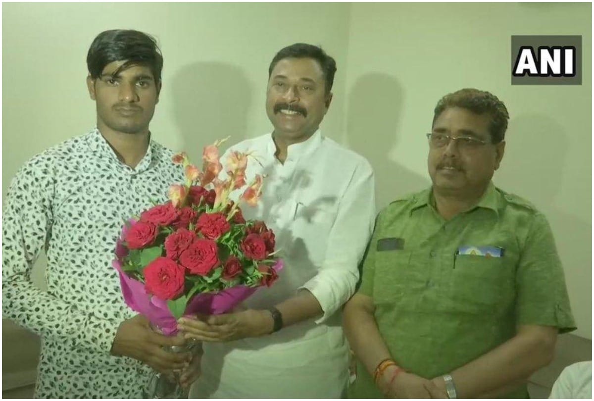 Lok Sabha Chunav 2019:  BJP felicitates Amit Mali who praised surgical strike