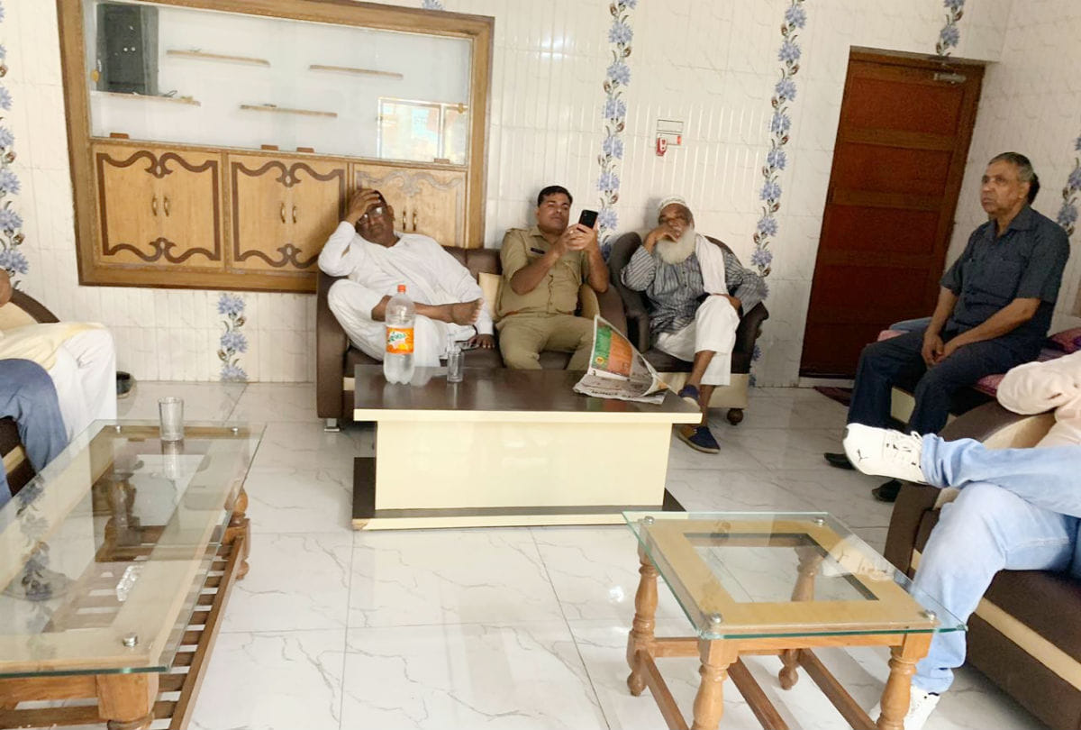 etah lok sabha elections 2019 voters create ruckus at polling booth